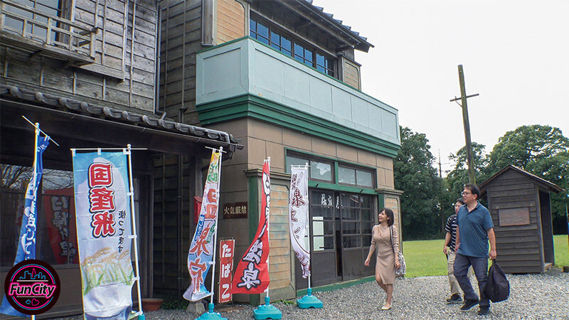 筆おろし温泉ソープ 親父が再婚して― Hカップ巨乳の義母さんができた。家族旅行で僕が童貞だとわかると淫乱な義母さんに狙われて…逢見リカ - サンプル画像 - 2