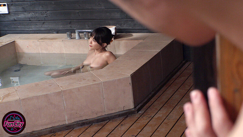 筆おろし温泉ソープ 親父が再婚して― Hカップ巨乳の義母さんができた。家族旅行で僕が童貞だとわかると淫乱な義母さんに狙われて…逢見リカ - サンプル画像 - 3