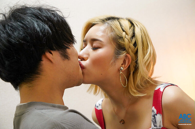 陽キャGALは陰キャ男子が大好物！？ ハピバ☆童貞クン☆誕プレは私だよ☆ 甘サドギャルが童貞宅に突撃！夢の童貞卒業SEX 氷堂りりあ - サンプル画像 - 13