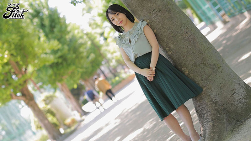 地味だけど脱いだら凄かった！恋愛小説家AV Debut！恋愛経験の少ない20歳の美巨乳Fカップ 卯佐美りん - サンプル画像 - 6