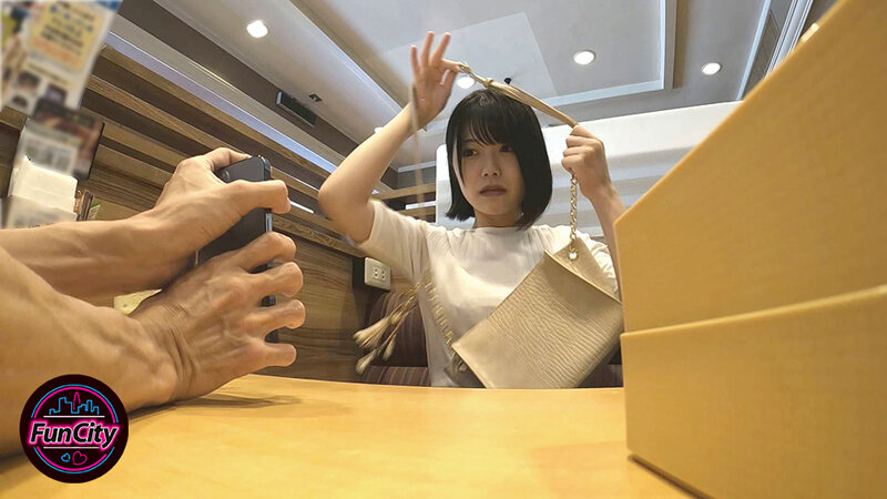 マッチングアプリで真剣な出会いを求めるシロート美女に「便所でサクッと手コキしてくれませんか？」即金チラつかせ交渉イヤイヤチ●ポ握るも…目前の巨チンに生唾ごくり汗ばみ発情！！ラブホで腰フリまくりイキまくり生セックス！！ - サンプル画像 - 9