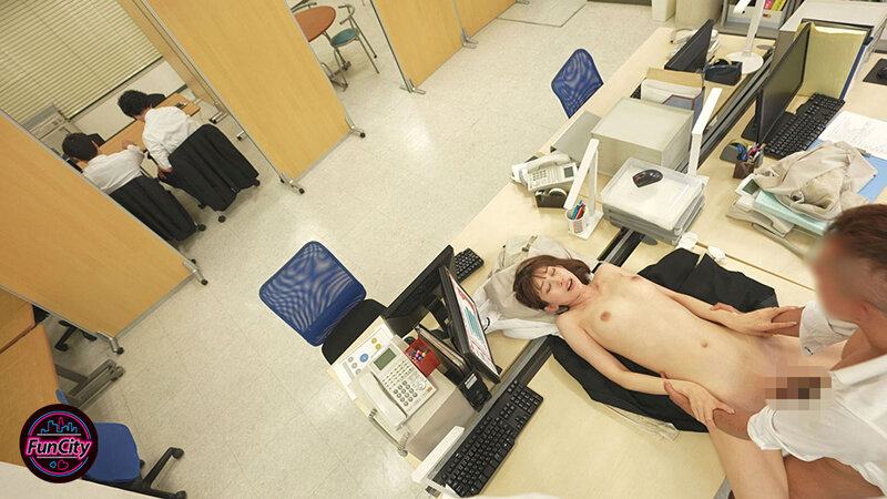 普段は厳しい女部長は新入社員をたぶらかす 男をダメにする甘サド痴女 隣に同僚がいるバレヤバ状況で 密着囁き淫語挑発され何度も中出しさせられた。黒川すみれ - サンプル画像 - 9