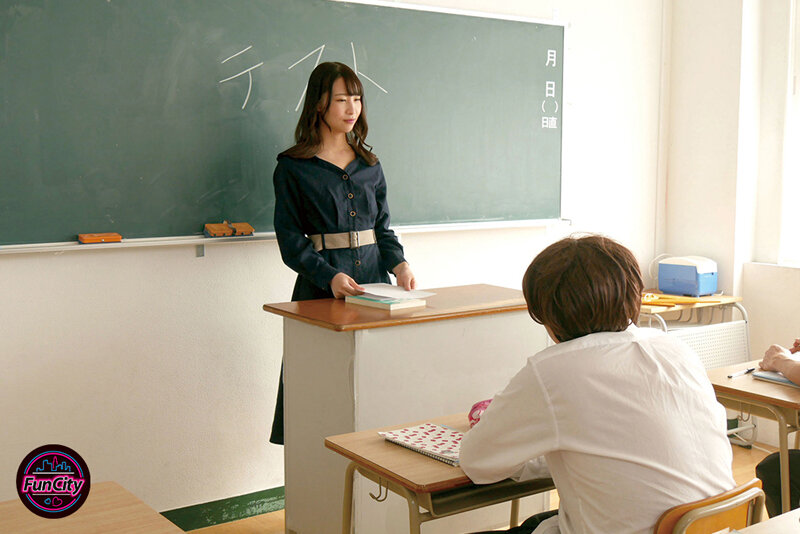 噂の露出狂先生「B組の三尾先生のヤバイ話、知ってる？授業した後に、全裸で校内を歩き回っているらしいぞ」もう抑え切れない、生徒達の前で恥を晒してイキ狂いたい…三尾めぐ - サンプル画像 - 3