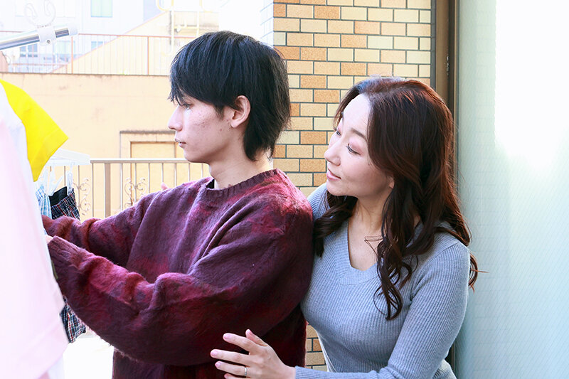 「お前んちの母ちゃんエロすぎだろ！」無防備なモチモチ爆乳ボディで息子の友人を虜にする五十路母 よしい美希 - サンプル画像 - 4