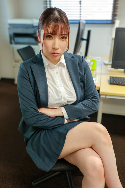 高級デリヘル呼んだら会社の女上司とまさかの遭遇！弱みを握ったので本番禁止のルールを破ってゴム無しSEXし放題！下唇を噛みしめ涙目で俺の濃厚ザーメンを膣受けする姿にガチ興奮！ 夕季ちとせ - サンプル画像 - 1