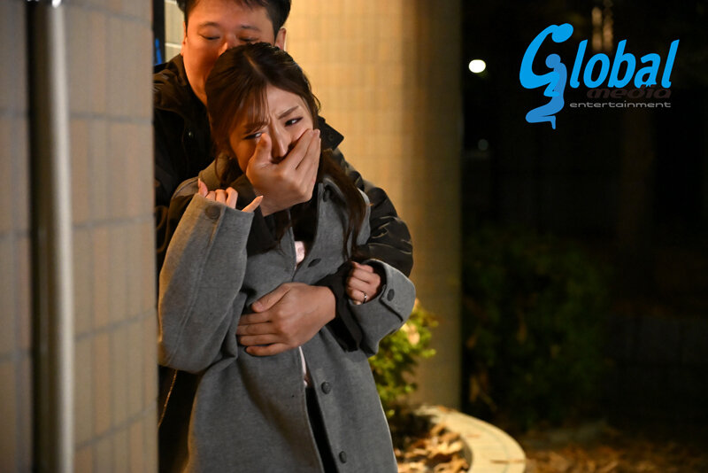 絶叫凌●レ●プ 強●される人妻 復讐の生贄となった美人若妻の悲劇！公衆便所レ●プ！！旦那の眼前で4P輪●！！ 今井栞菜 - サンプル画像 - 2
