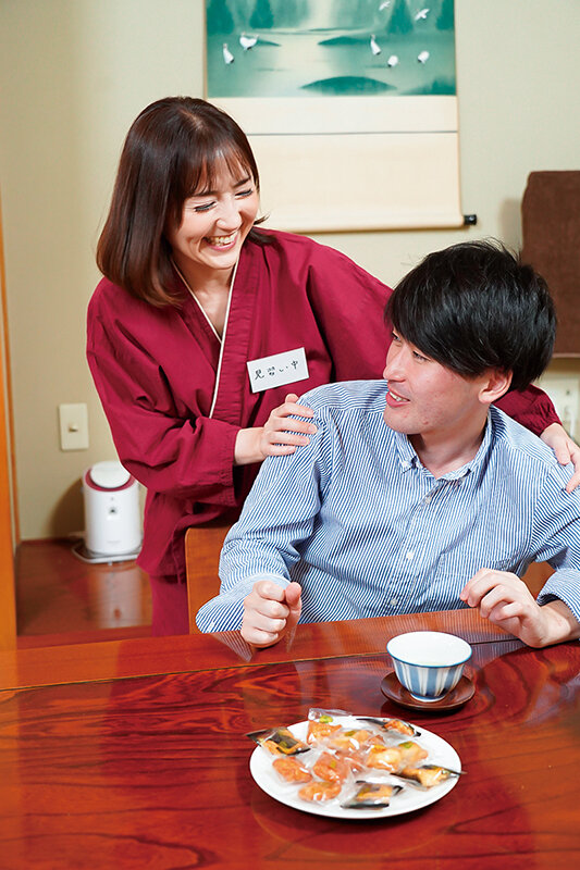 もしかしてあなた童貞なの！？ 温泉宿で出会った綺麗でエッチなおばさんが僕の童貞チ○ポを優しくオマ○コに招き入れ初めてのセックスで中出しさせてくれた最高に気持ちのイイ筆おろしの体験 - サンプル画像 - 5