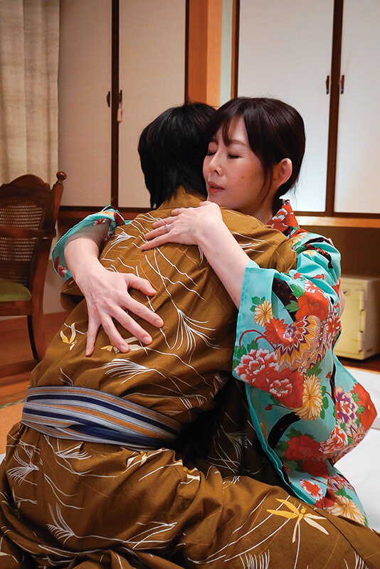 ま、まさか、50過ぎの母親の裸体で勃起するなんて…久しぶりに母と出掛けた温泉旅行。二人きりで入った混浴風呂で見た母の裸体はとても綺麗で、母の身体に女を感じてしまった僕は、思わず母の熟れた乳房にしゃぶりついてしまった…2 - サンプル画像 - 9