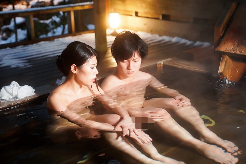 まだまだイケてる美人で艶っぽい母さんと混浴風呂で二人きり…二人きりで入った混浴風呂で見た母の裸体がとてもエロくて、我慢していた母への思いが爆発してしまい無我夢中で母の乳房にしゃぶりついた温泉旅行の思い出 - サンプル画像 - 13