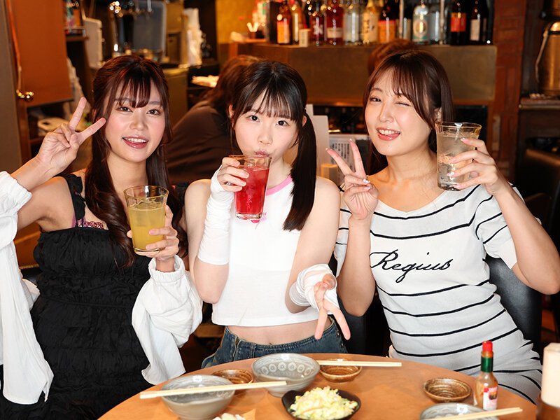 飲酒！飲尿！飲潮！お酒も体液も飲んで浴びて酔っ払ってヤリたい放題！！ - サンプル画像 - 1