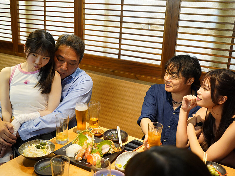 飲酒！飲尿！飲潮！お酒も体液も飲んで浴びて酔っ払ってヤリたい放題！！ - サンプル画像 - 2