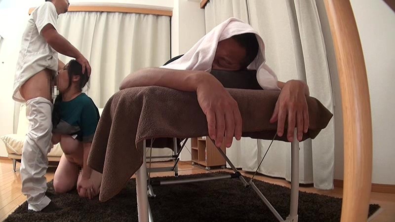 万引きを見られたばかりに夫の知人のマッサージ師に弄ばれた超乳人妻 八木あずさ - サンプル画像 - 2