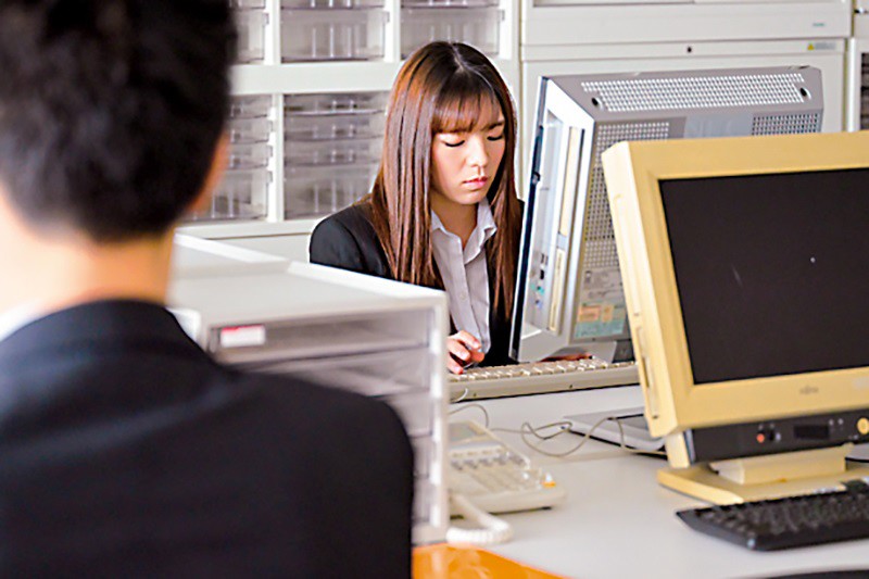 絶倫チ○ポの上司と一晩中ヤリまくって中出しされ続けた人妻 椎名のあ - サンプル画像 - 2