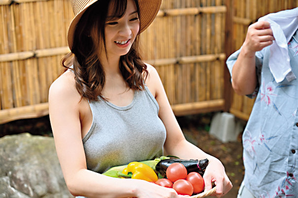田舎でヤルことがなくて…隣に住む超剛毛の美爆乳妻と種付けSEXに溺れ孕ませた真夏の汗ダク不倫 鈴木真夕 - サンプル画像 - 2