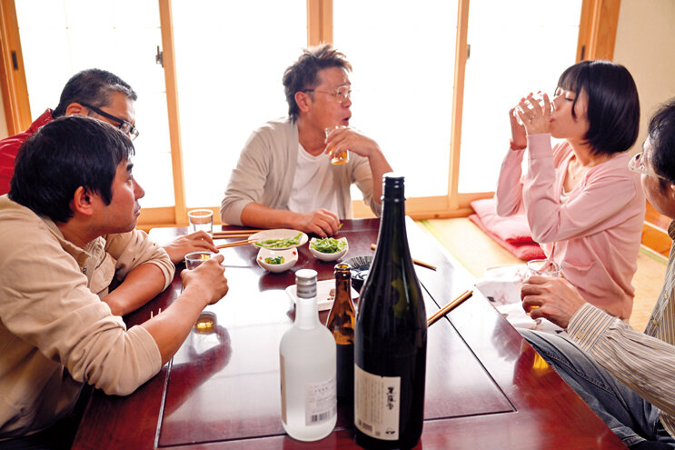 イヤでイヤで…無理矢理に夫の代わりに参加させられた町内会で…辱められ…玩具にされ…オヤジ達に身体中を汚され中出しされた 市川りく - サンプル画像 - 4