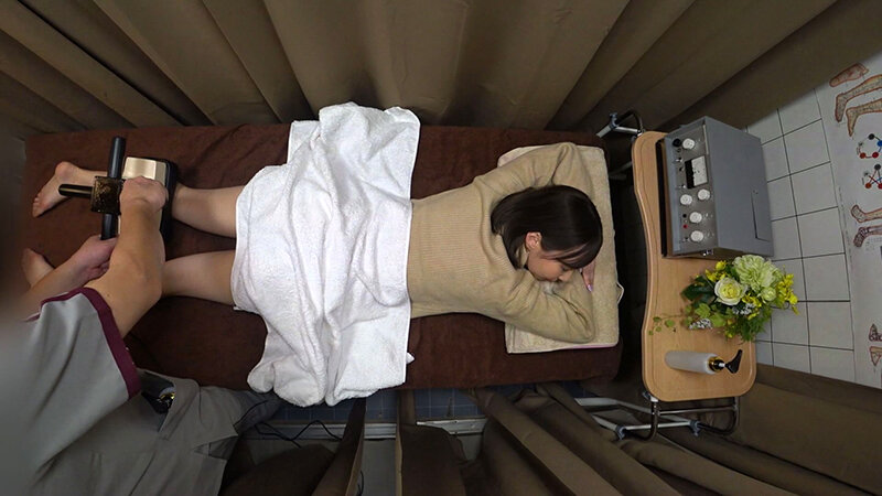 痴●マッサージ4 整体治療院盗撮 意識朦朧の女子が睡眠姦されハメ悶える - サンプル画像 - 10