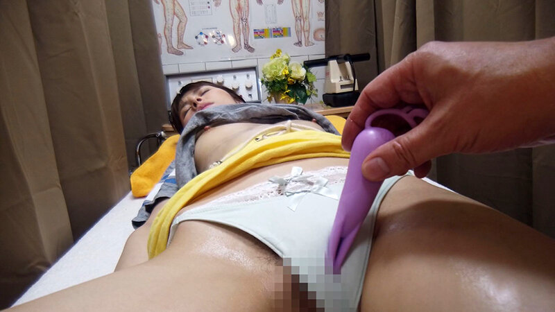 痴●マッサージ4 整体治療院盗撮 意識朦朧の女子が睡眠姦されハメ悶える - サンプル画像 - 17