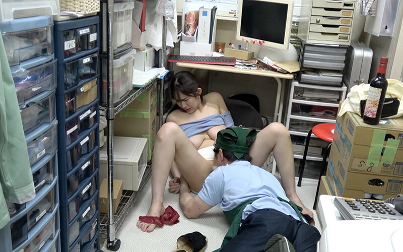 万引き スーパーの人妻たち ●言い訳がましいムッチムチ豊満妻 ●タチの悪いパイパンお色気妻 ●態度を改めない美脚巨乳妻 - サンプル画像 - 10