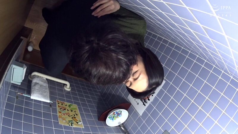 熟女人妻のトイレ盗撮～個室の中を覗いてみたら、排尿に！イチャイチャ連れ込みに！…いろんな事が起きてたっ！～60人4時間 - サンプル画像 - 1