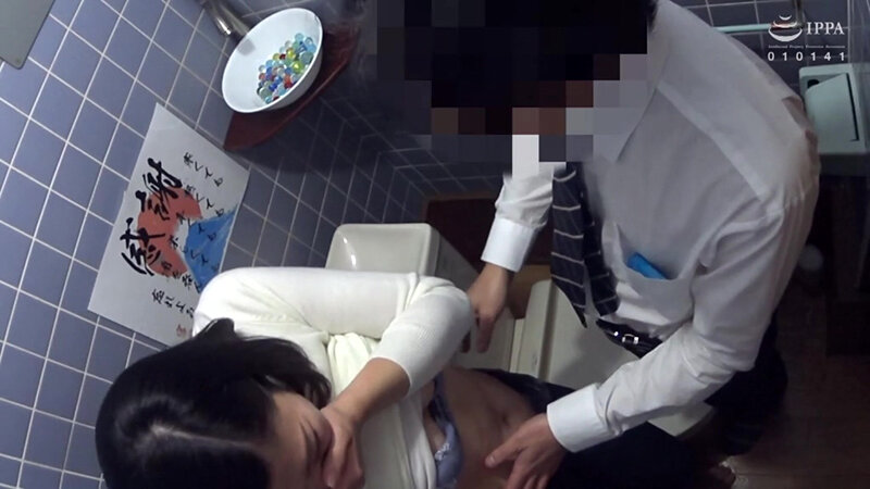 熟女人妻のトイレ盗撮～個室の中を覗いてみたら、排尿に！イチャイチャ連れ込みに！…いろんな事が起きてたっ！～60人4時間 - サンプル画像 - 2