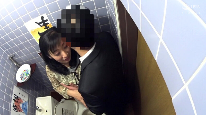 熟女人妻のトイレ盗撮～個室の中を覗いてみたら、排尿に！イチャイチャ連れ込みに！…いろんな事が起きてたっ！～60人4時間 - サンプル画像 - 7