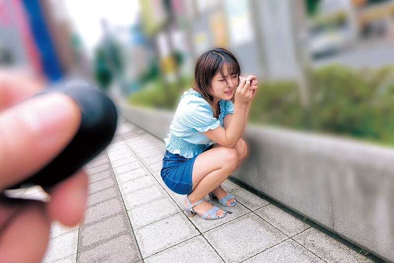 素人美少女とリモコンバイブお散歩SPー完全版ー「もうイキそうです…//」人混みの中でビクビク震えて絶頂する女子たち！時代に逆行する超羞恥プレイでまさかのエロスイッチオン！公衆の面前でイキまくる素人10名300分収録 - サンプル画像 - 11