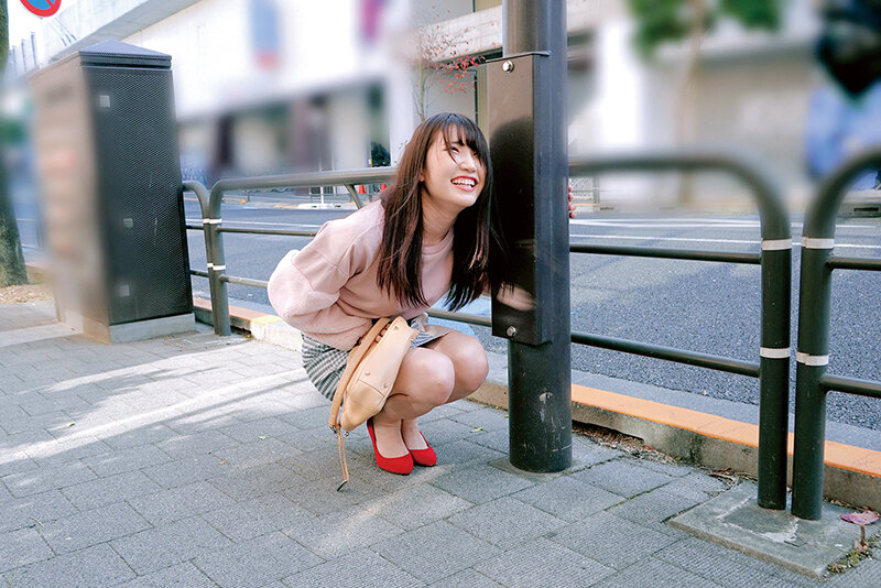 【究極羞恥】素人美少女とリモコンバイブお散歩！！10人収録豪華BEST！「もうこれ以上我慢できません…//」人混みの中でビクビク震えてイキまくる女子たち！気持ち良すぎて街中でまさかのエロスイッチオン！！300分の永久保存版！！ - サンプル画像 - 17