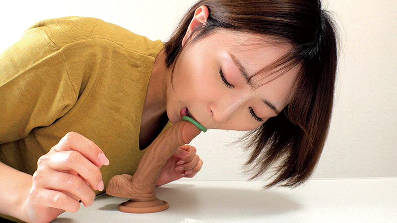 素敵な人妻が「童貞チ○ポにお口だけでコンドーム装着」に挑戦！ノーハンドで童貞デカチンを夢中で咥えたご無沙汰な奥様のオマ○コはいやらしいスケベ汁が溢れ出す！夫に内緒で筆おろしwwエロ優しい奥様はゴムを外して生中出し！ - サンプル画像 - 12