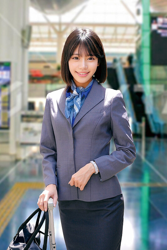 大手航空会社勤務の美人CA（キャビンアテンダント）が童貞チ○ポをノーハンドフェラ早漏改善！気品が溢れる一流のおもてなしフェラで暴発大量射精ごっくん→即フル勃起！元気すぎる童貞チ○ポを放っておけないCAはそのまま筆おろし中出しTAKE OFF - サンプル画像 - 11
