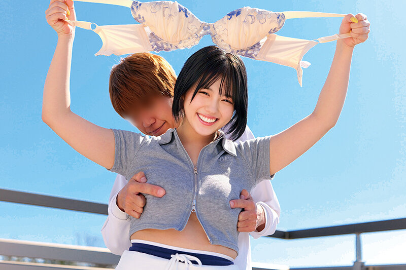 青空ノーブラチャレンジ！素人女子大生が青空の下で初めての野外露出に挑戦！おっぱいポロンw大勢に見られドキドキが止まらず乳首ビンビン！羞恥MAX！外で乳首こねくり回され乳首イキ連発！おま○こも触ってほしいくなり最後は生セックス！ - サンプル画像 - 1