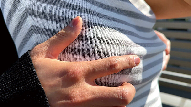 青空ノーブラチャレンジ！素人女子大生が青空の下で初めての野外露出に挑戦！おっぱいポロンw大勢に見られドキドキが止まらず乳首ビンビン！羞恥MAX！外で乳首こねくり回され乳首イキ連発！おま○こも触ってほしいくなり最後は生セックス！ - サンプル画像 - 9