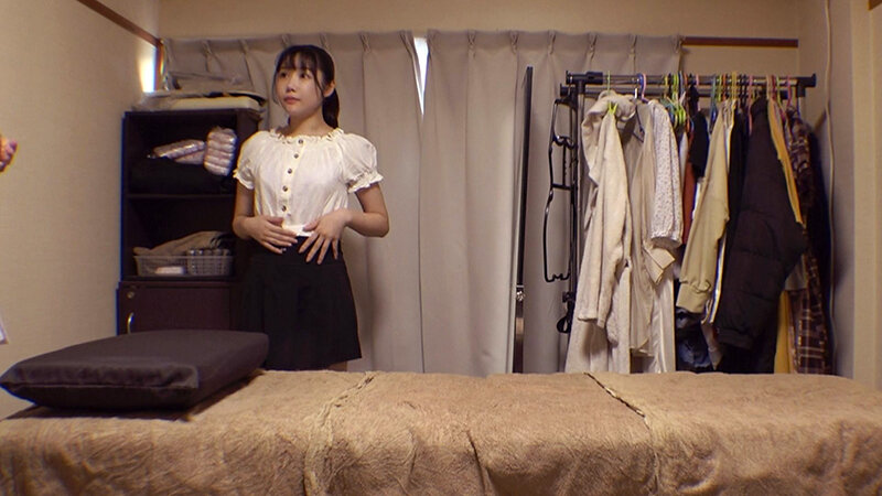 媚薬オイルマッサージ 痴●盗撮＆中出し素人娘VOL.62 超強力媚薬を配合したマッサージオイルを施術中に知らずに塗りこまれたオンナは、身体の火照りに驚き、チ〇ポを欲しがる自分に戸惑い、垂れ出したマン汁に恥ずかしがりながらも生ハメ中出しまで欲してしまう！ - サンプル画像 - 2