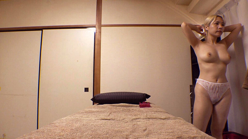 媚薬オイルマッサージ 痴●盗撮＆中出し素人娘VOL.62 超強力媚薬を配合したマッサージオイルを施術中に知らずに塗りこまれたオンナは、身体の火照りに驚き、チ〇ポを欲しがる自分に戸惑い、垂れ出したマン汁に恥ずかしがりながらも生ハメ中出しまで欲してしまう！ - サンプル画像 - 10