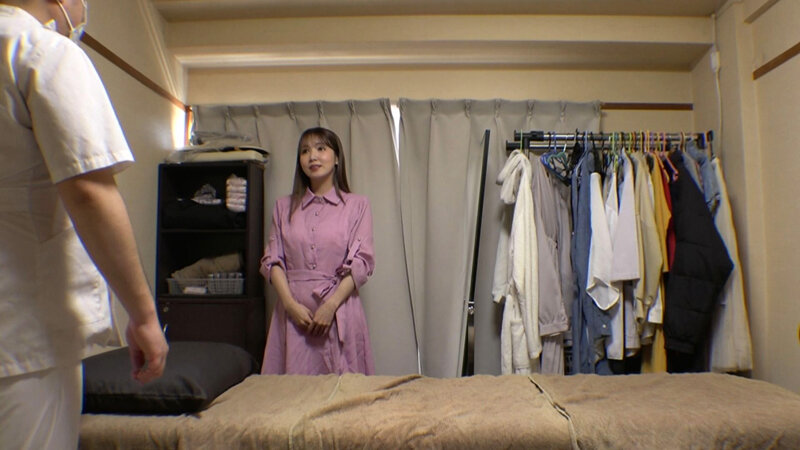 媚薬オイルマッサージ 痴●盗撮＆中出し素人娘VOL.67 超強力媚薬を配合したマッサージオイルを施術中に知らずに塗りこまれたオンナは、身体の火照りに驚き、チ〇ポを欲しがる自分に戸惑い、垂れ出したマン汁に恥ずかしがりながらも生ハメ中出しまで欲してしまう！ - サンプル画像 - 1