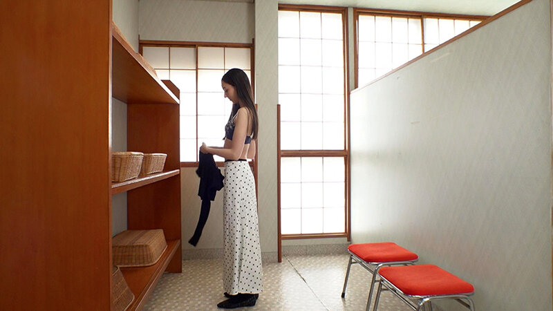 温泉街で随一の美人妻！くびれスレンダー社長夫人の寝取られ中出し性交 - サンプル画像 - 1