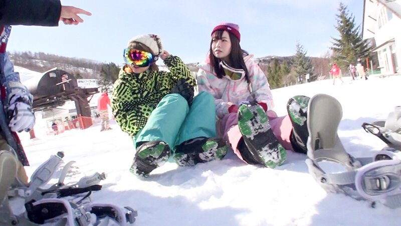 「そんなつもりじゃなかったのに…」と言いながらあらゆる状況で3Pセックスをしてしまった女たち スノボ・コテージで…/ホテルで…/アパートで…/ロケの流れで騙されて… - サンプル画像 - 1