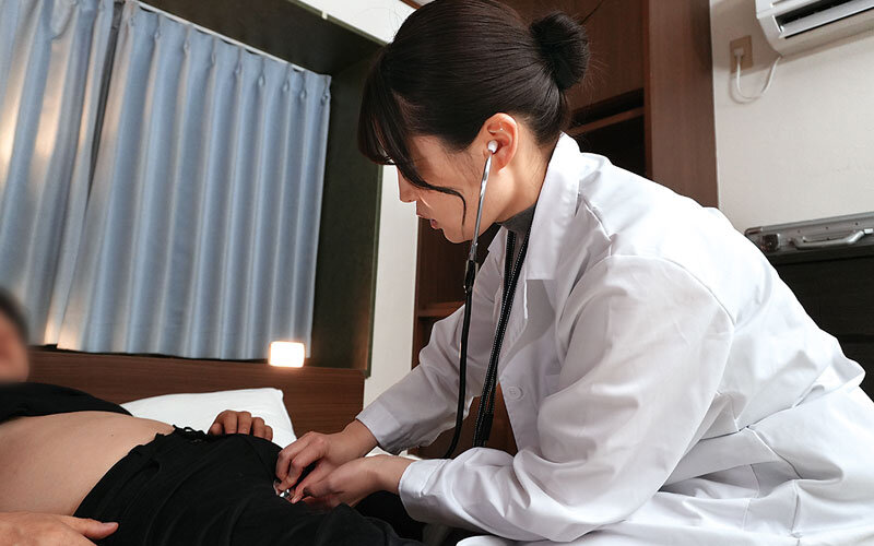 訪問女医の誘惑に耐えきれず性欲暴発！「もう我慢できない…」白衣の美人女医3人に濃厚診察され、勃起ち○ぽが限界突破！精子がカラになるまで搾り取られた！ - サンプル画像 - 8