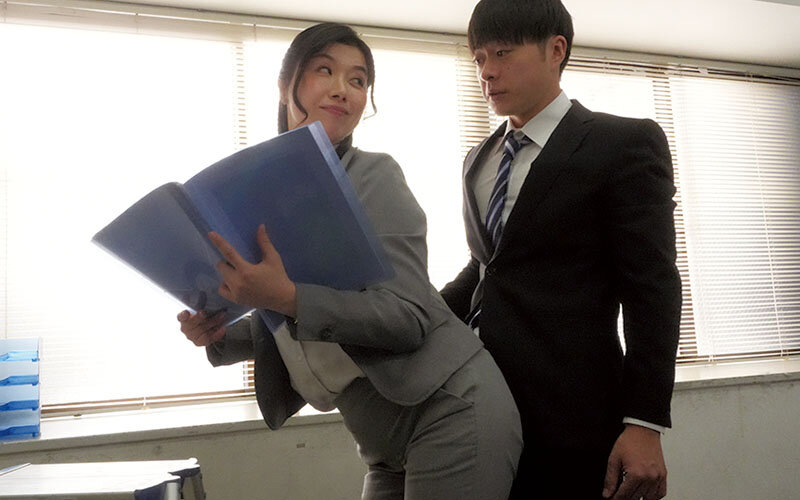 デカ尻女上司のピタパン誘惑に童貞部下が暴発寸前！我慢できずにピタパン越しの尻圧のまま即ハメ中出し！残業中の社内で何度も射精させられた 加藤ツバキ - サンプル画像 - 3