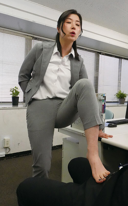 デカ尻女上司のピタパン誘惑に童貞部下が暴発寸前！我慢できずにピタパン越しの尻圧のまま即ハメ中出し！残業中の社内で何度も射精させられた 加藤ツバキ - サンプル画像 - 4
