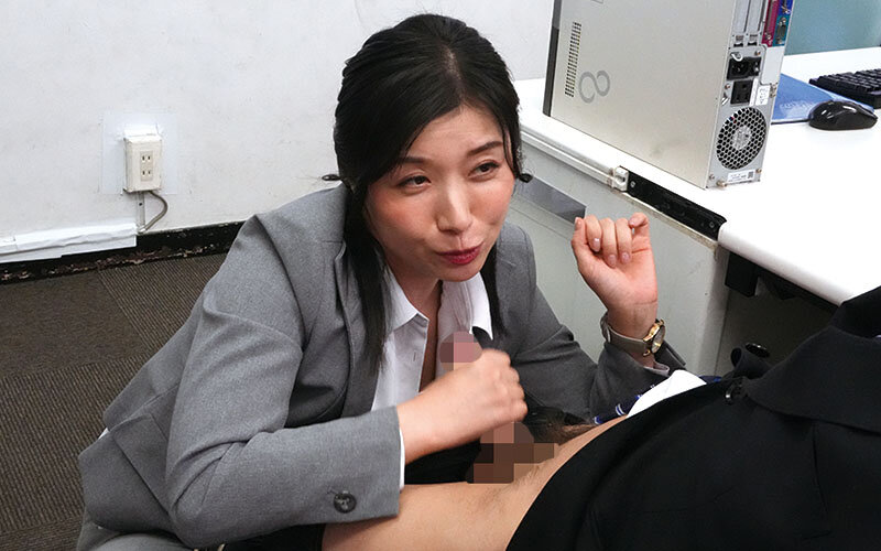 デカ尻女上司のピタパン誘惑に童貞部下が暴発寸前！我慢できずにピタパン越しの尻圧のまま即ハメ中出し！残業中の社内で何度も射精させられた 加藤ツバキ - サンプル画像 - 5
