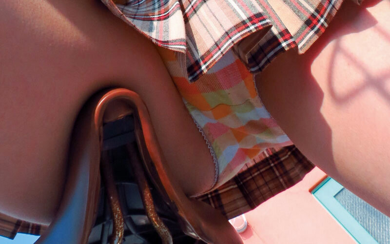 渋谷制服美少女 太もも×パンチラ×喰いこみ尻を密着ストーキ○グ隠し撮り2枚組 - サンプル画像 - 3