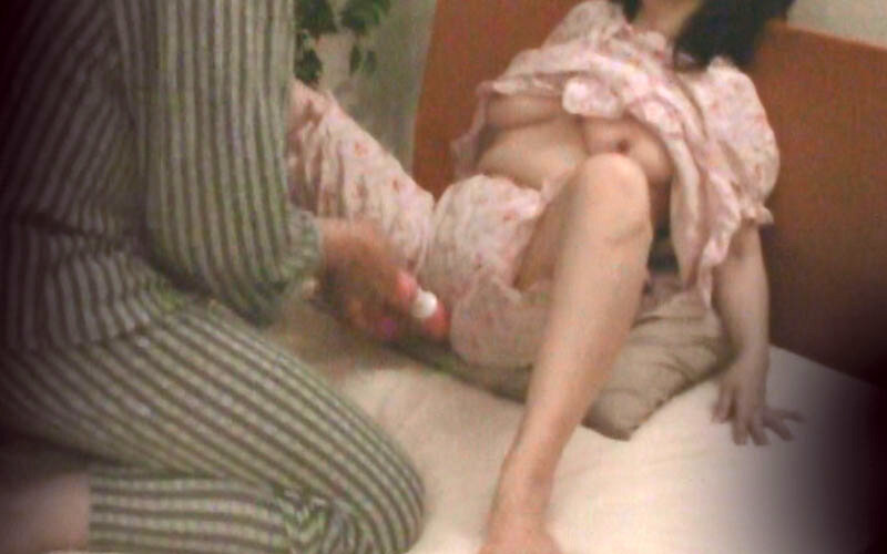 寝取られ妻隠し撮り投稿 愛する妻が他人男の勃起チ○ポを咥えてヤラれてしまう！？5家族2枚組 - サンプル画像 - 12