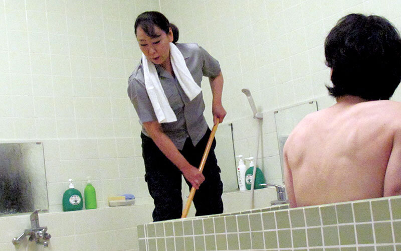 掃除婦のおばさんにチ○ポ出してヌキ依頼してみたら、どこまでヤレル！？ - サンプル画像 - 7