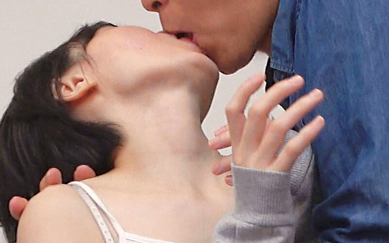 隣の部屋で子供が寝てるのに…人妻さんとイチャイチャハメ撮り不倫2 - サンプル画像 - 2