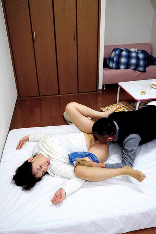 夫婦揃って酔い潰れ、旦那の隣で寝取られた人妻 - サンプル画像 - 7