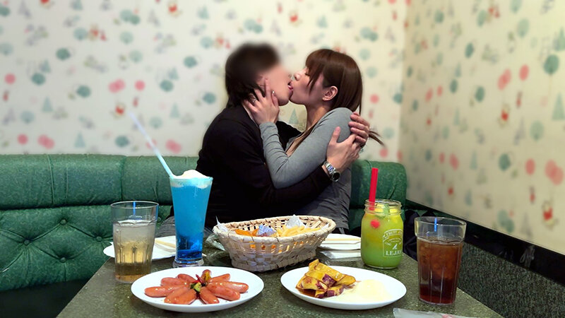 【鬼エロ人妻の美巨乳Eカップの淫乱ボイン美女を路上でGET】【路上で見つけた欲求不満のオーラぷんぷんのエロ痴女発見！！】とりあえずお店で飲んで歌う…！？いや弄るしかないでしょ初対面でディープキスとチク舐め店内デート許す淫乱妻！！もうこれ以上は…都月るいさ - サンプル画像 - 2