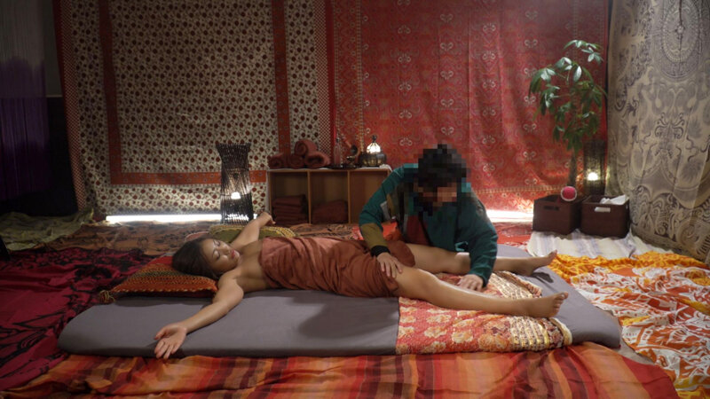 タイ古式マッサージで野獣覚醒！スタイル抜群な人妻（32歳）を騙すつもりが逆に痴女られ怒涛の潮吹き！逆顔射！？テカテカオイルの巨乳を振り乱し巨尻を跳ね上げる超淫乱中出しSEX！ 三岳ゆうな - サンプル画像 - 4