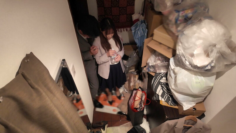 我慢できない…玄関セックス 扉一枚隔てた向こうは外。バリキャリOLの汚部屋でNGR 一条みお - サンプル画像 - 2