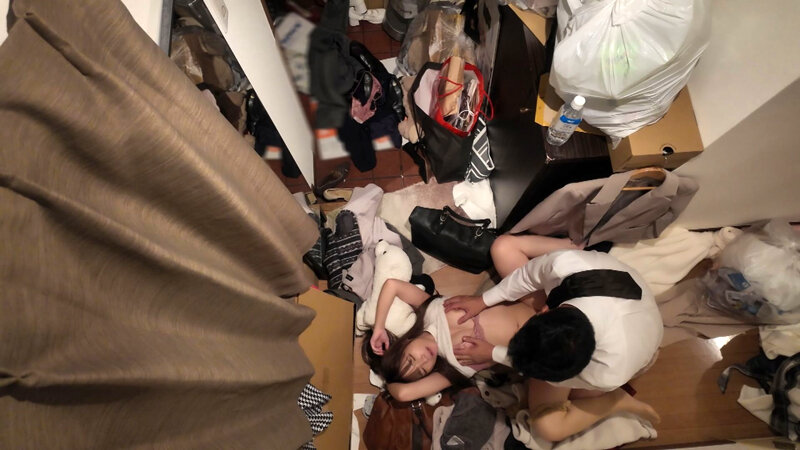 我慢できない…玄関セックス 扉一枚隔てた向こうは外。バリキャリOLの汚部屋でNGR 一条みお - サンプル画像 - 15