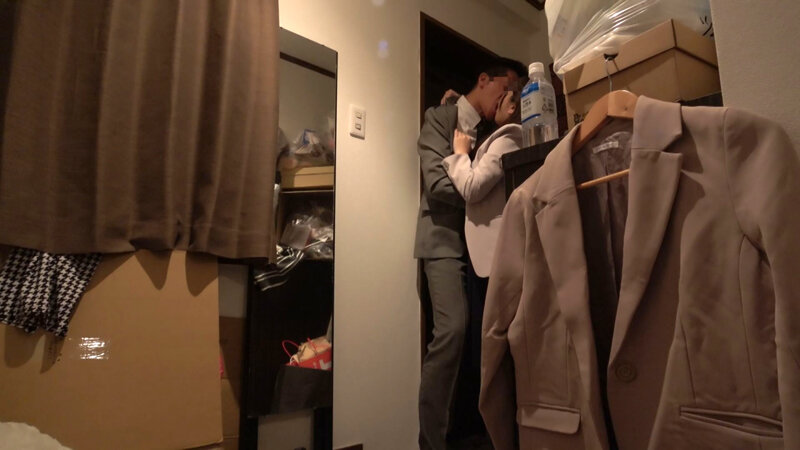 我慢できない…玄関セックス 扉一枚隔てた向こうは外。バリキャリOLの汚部屋でNGR 一条みお - サンプル画像 - 3